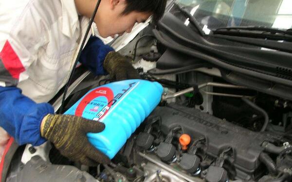 發動機潤滑油至關重要 機油的作用有哪些