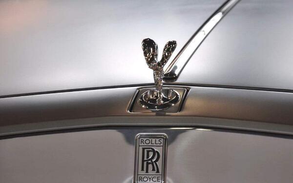 勞斯萊斯幻影車標是什么 采用經(jīng)典立體和平面車標