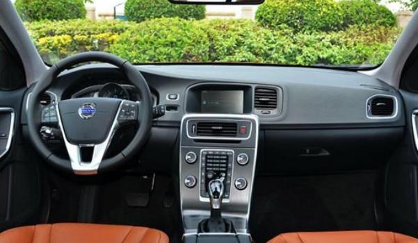 新款沃爾沃V60正式上市,選用冷色調內飾主題