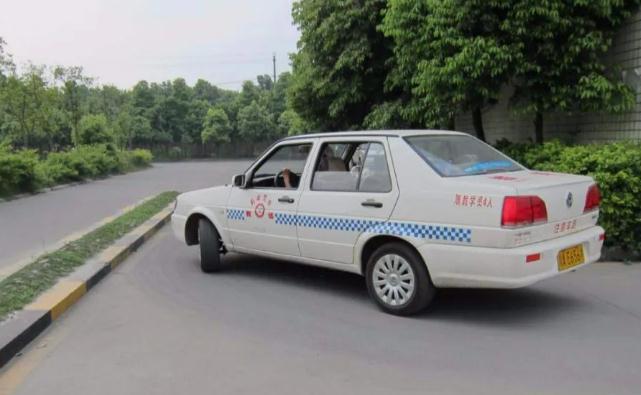 c1學(xué)費(fèi)全國(guó)統(tǒng)一價(jià)格表，服務(wù)費(fèi)用存在差異