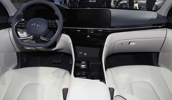 全新現(xiàn)代名圖家族上市,燃油版和純電版任你選(滿足各種需求)