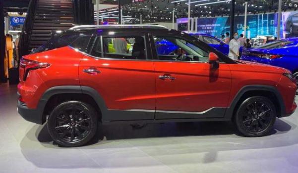 思皓X4上市，價格實惠穩定性好（整體視覺效果運動感強）