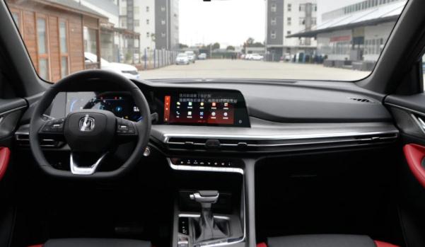 新款長安CS35PLUS上市，下雨自動關(guān)窗（貼心又智能）