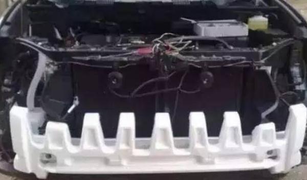 防撞梁是用來減輕車輛受到震動(dòng)力的一種裝置(必不可少)