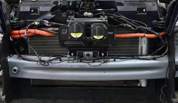 防撞梁是用來減輕車輛受到震動(dòng)力的一種裝置(必不可少)