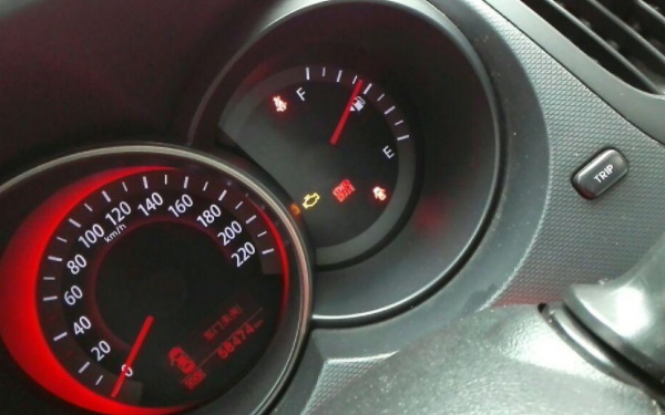 發動機故障標志亮燈怎么辦 發動機故障燈亮什么原因