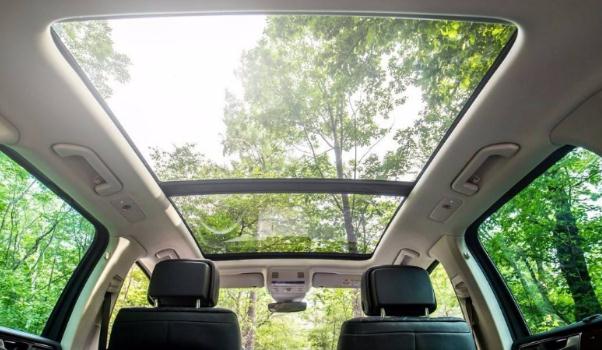 汽車天窗，奢華的配置（帶你去吹風）
