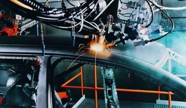 激光焊接車身，焊縫寬度控制在2mm以下（精準(zhǔn)可控）