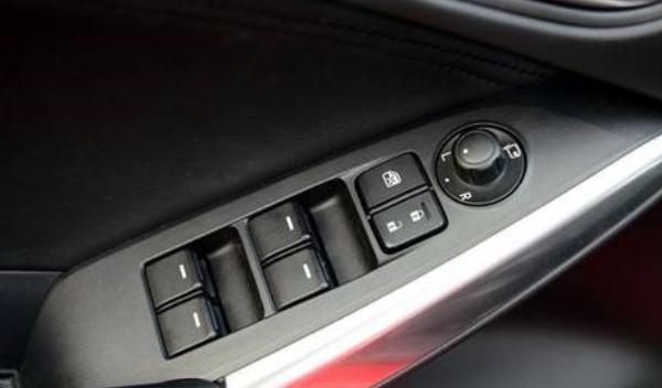 車速感應自動上鎖,防止突然打開車門的危險(感應開關)