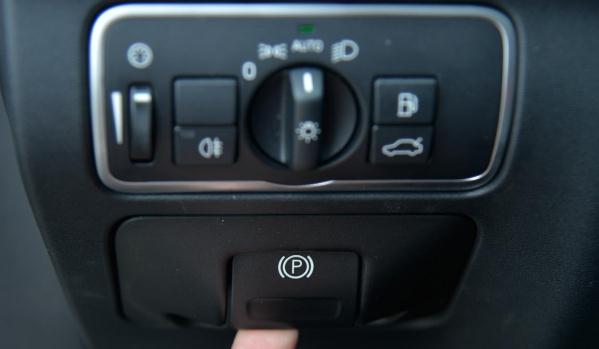 電子差速鎖,車速低于40公里/小時啟動(提高行車安全)