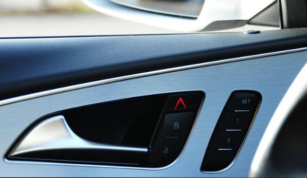 開門警示系統，奧迪專有技術（功能改進中）