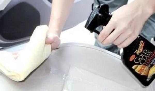 真皮座椅怎么保養(yǎng)，保持車內(nèi)衛(wèi)生清潔很重要（避免堅硬物品）