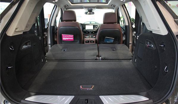 后排座椅放倒，加大空間容積大（自駕游還能舒服的睡覺）