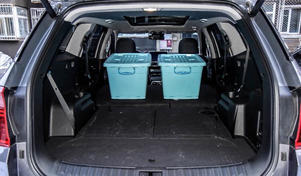 后排座椅放倒，加大空間容積大（自駕游還能舒服的睡覺）