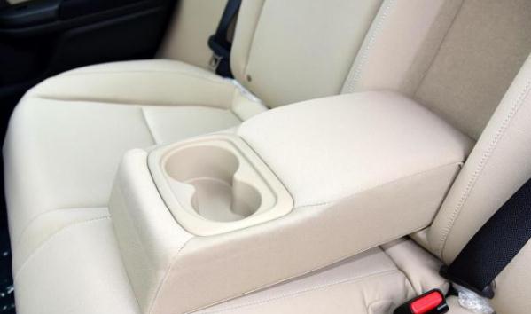 后排杯架，不僅僅是放杯子還能加熱制冷（智能實用很貼心）