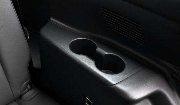 后排杯架，不僅僅是放杯子還能加熱制冷（智能實用很貼心）