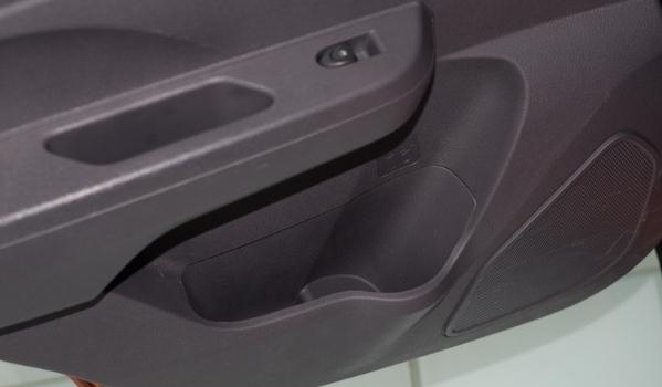 后排杯架，不僅僅是放杯子還能加熱制冷（智能實用很貼心）