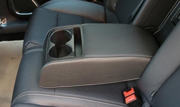 后排中央扶手，可收納可儲物（時尚奢華有品味）