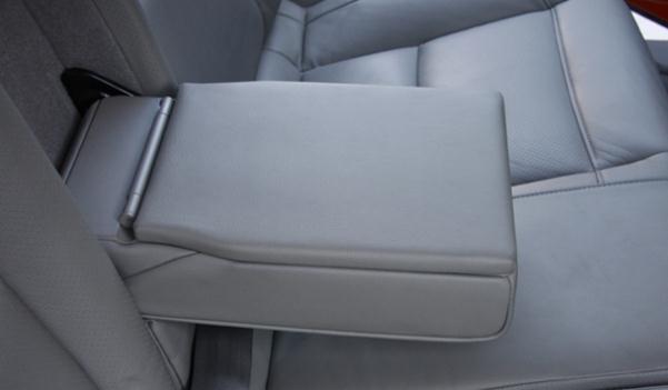 后排中央扶手，可收納可儲物（時尚奢華有品味）