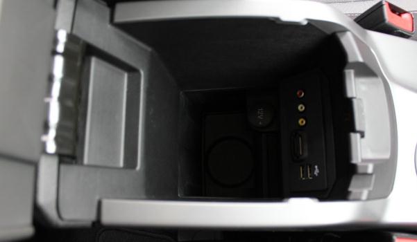 前排中央扶手，儲物又舒適（兩全其美）