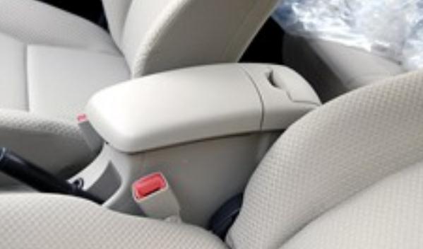 前排中央扶手，儲物又舒適（兩全其美）