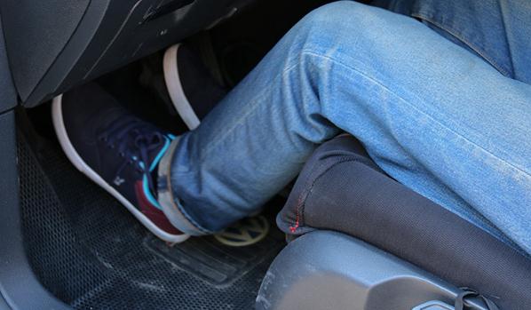 腿部支撐調節，好的駕駛技術離不開坐姿（座椅調節的重要性）