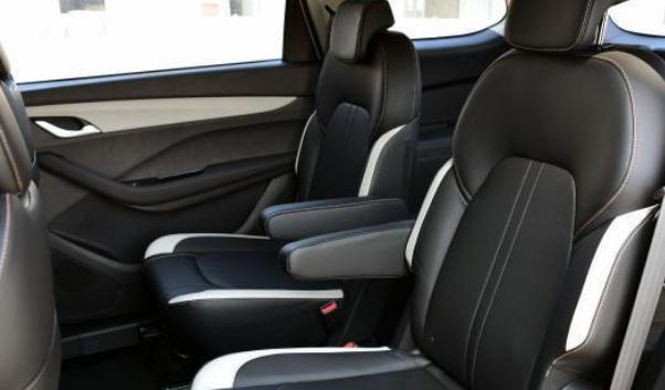 副駕駛座椅后排調(diào)節(jié)，充分利用空間更舒適（功能配置的提升）