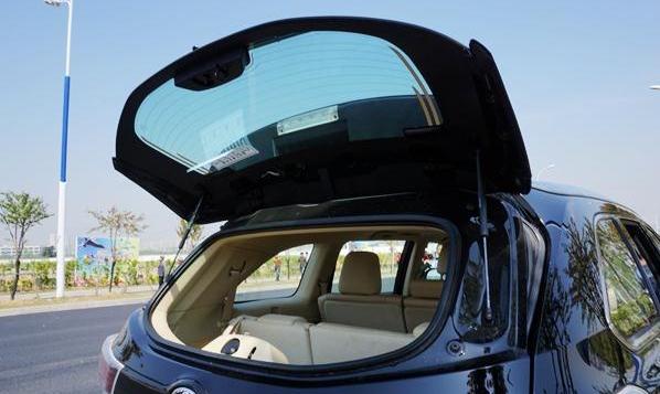 什么是尾門玻璃獨立開啟，實用個性（轎車沒有的配置）