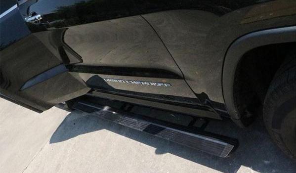 什么是車側腳踏板，方便乘車上下（電動踏板是高端車型的配置）