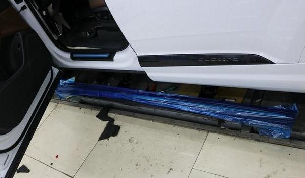 什么是車側腳踏板，方便乘車上下（電動踏板是高端車型的配置）