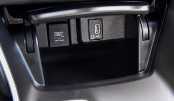 USB/Type-C接口數量，充電娛樂都滿足（USB接口很方便）