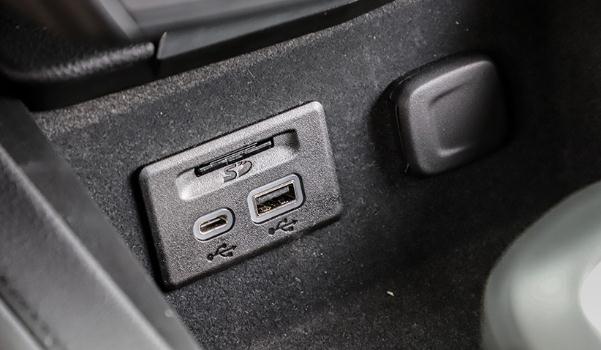 USB/Type-C接口數量，充電娛樂都滿足（USB接口很方便）