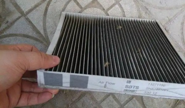 奧迪a4l空調濾芯具體位置在哪 在副駕駛手套箱的后面