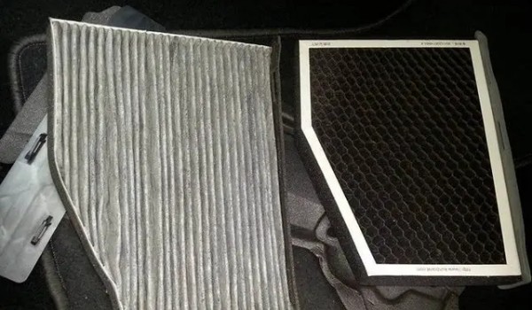 奧迪a4l空調濾芯具體位置在哪 在副駕駛手套箱的后面