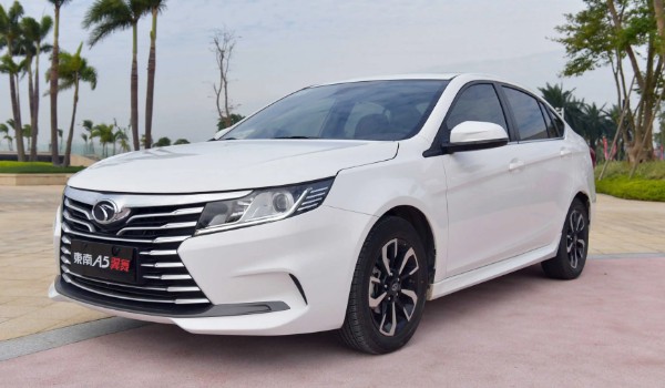 a5翼舞跟桑塔納哪個(gè)好 a5翼舞車(chē)身尺寸大(前后獨(dú)立懸架)