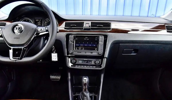 a5翼舞跟桑塔納哪個(gè)好 a5翼舞車(chē)身尺寸大(前后獨(dú)立懸架)