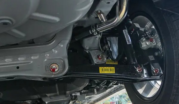 a5翼舞跟桑塔納哪個(gè)好 a5翼舞車(chē)身尺寸大(前后獨(dú)立懸架)