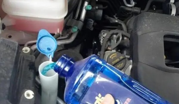 東南a5翼舞玻璃水在哪加 在發動機艙左下角添加