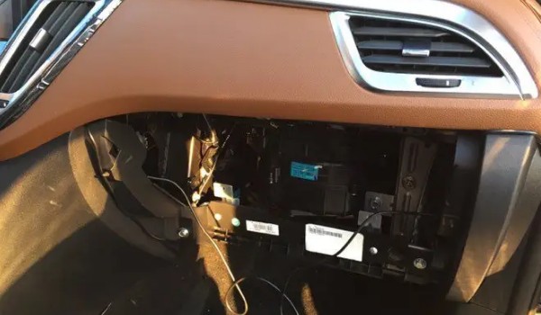 東南dx7的空調濾芯位置在哪里 在副駕駛的手套箱后面