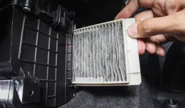 觀致3空調濾芯的位置在哪 在副駕駛手套箱內側