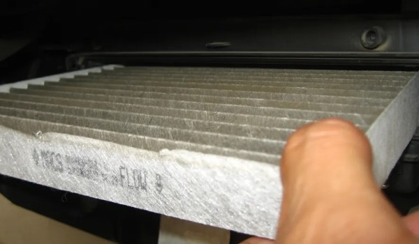 觀致3空調濾芯的位置在哪 在副駕駛手套箱內側