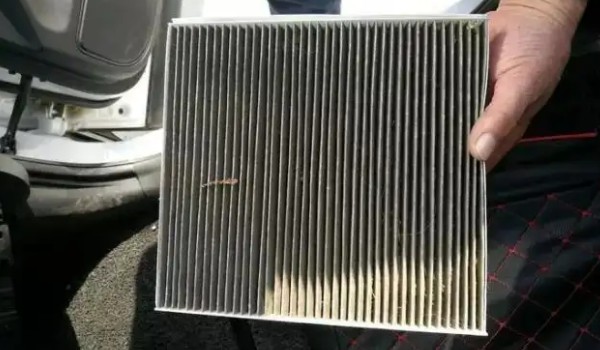 海馬6p空調濾芯在哪 位于副駕駛手套箱里面