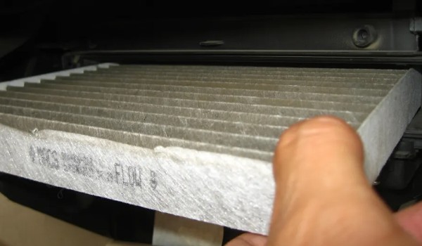 海馬6p空調濾芯在哪 位于副駕駛手套箱里面