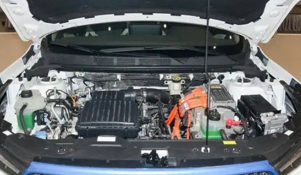 海馬6p玻璃水在哪加 位于發動機艙左下角位置