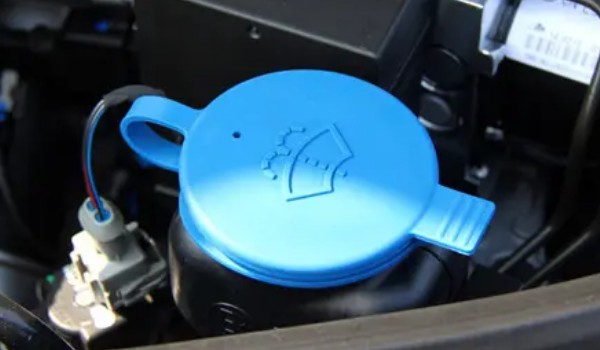 海馬6p玻璃水在哪加 位于發動機艙左下角位置