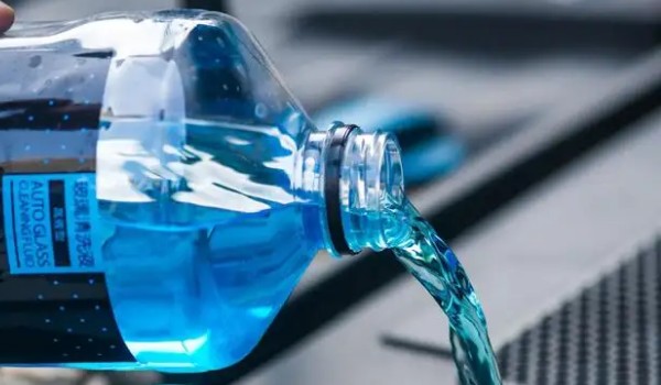 海馬6p玻璃水在哪加 位于發動機艙左下角位置