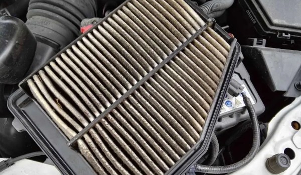 野馬t80空氣濾芯在哪里 位于發動機艙右下角