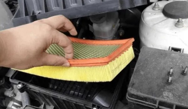 全界q1空氣濾芯在哪 位于發動機艙右上角位置