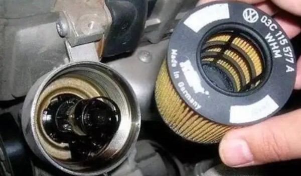 星越l機油濾芯在哪里 位于發動機艙左上角