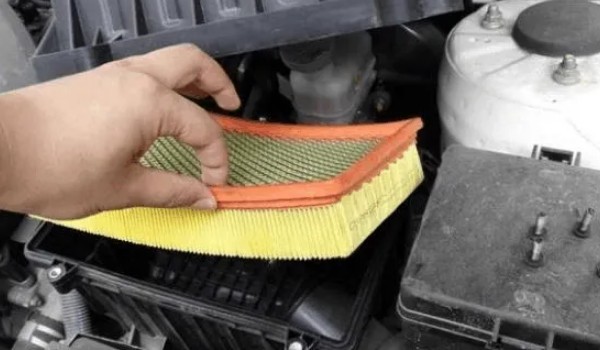 大眾凌渡空氣濾芯在哪里 位于發動機艙的右下角